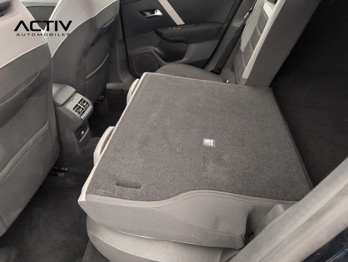 Citroën C4 : banquette arrière fractionnée avec dossier rabattu à plat, revêtement moquette grise