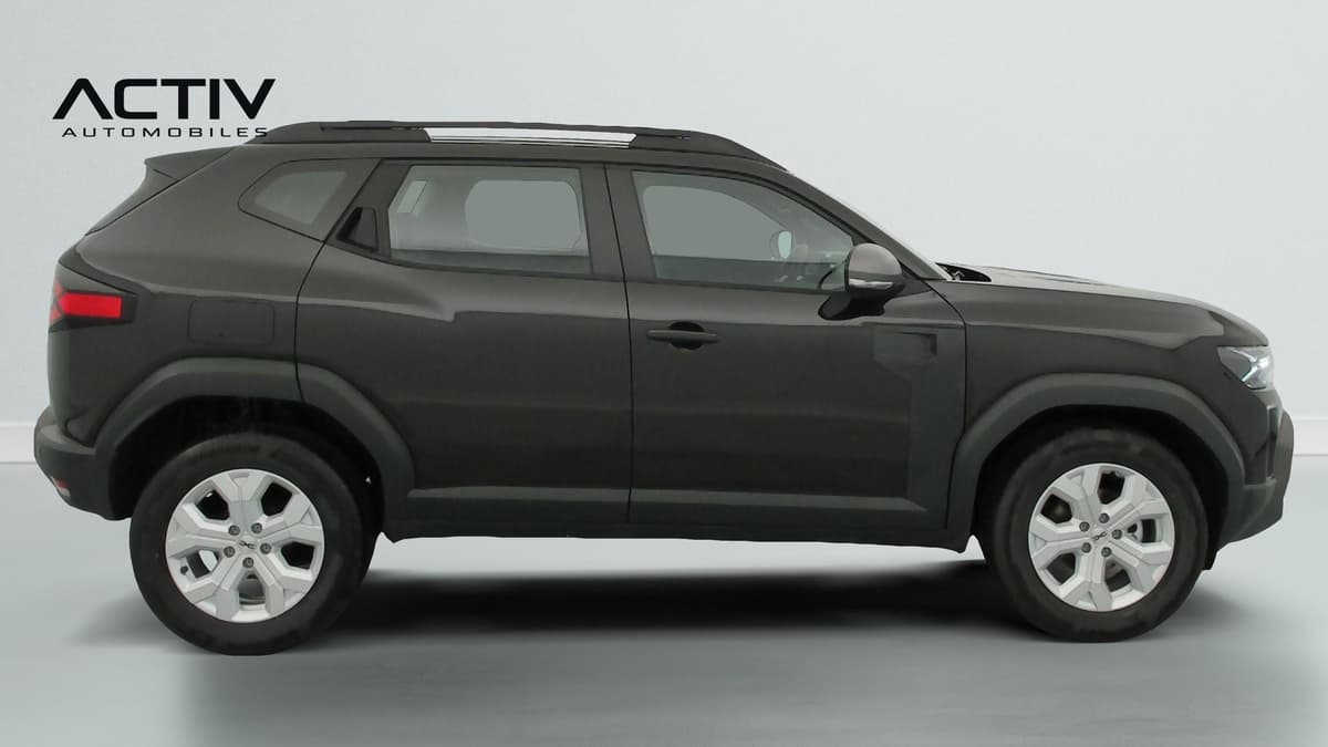 Dacia Duster : profil droit du SUV noir avec jantes alliage et barres de toit longitudinales