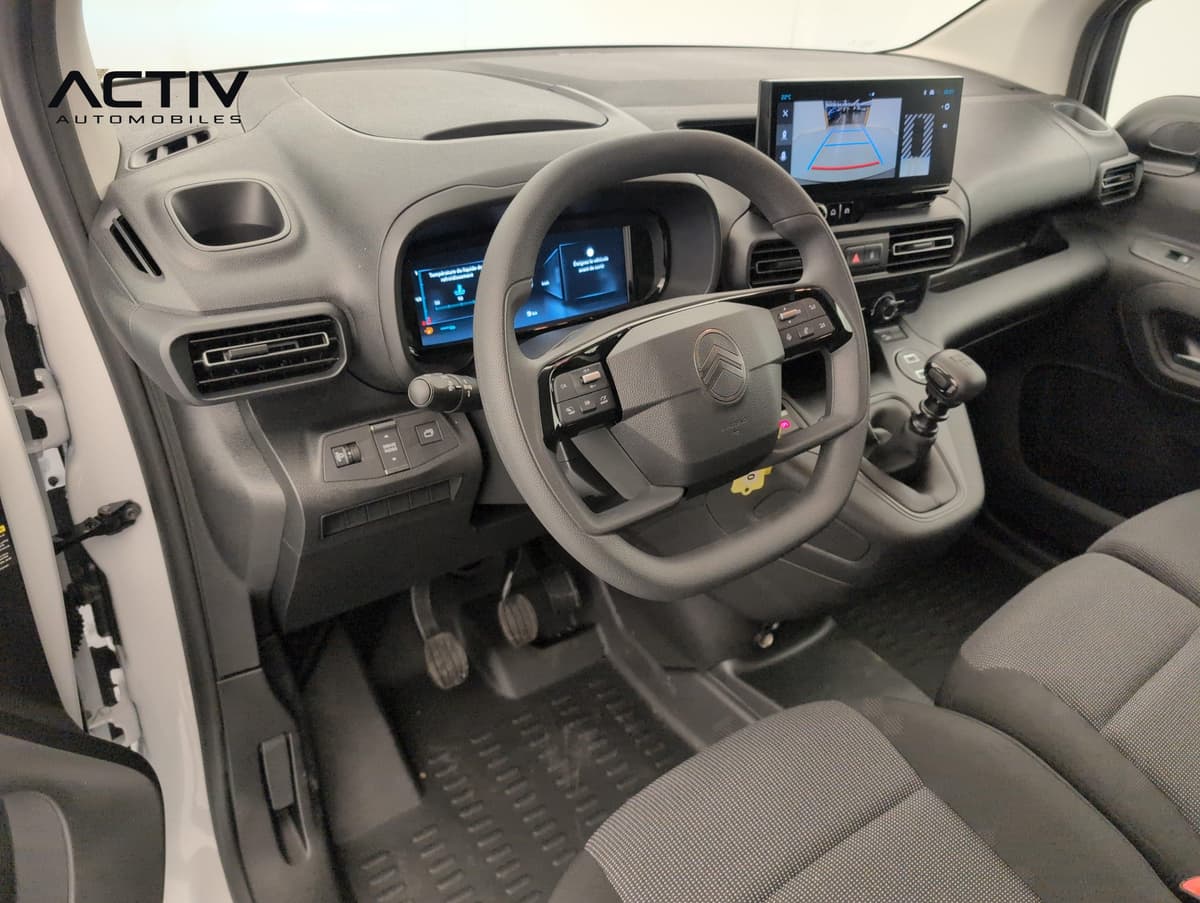 Citroën Berlingo Van : poste de conduite avec volant multifonctions, écran central et levier de vitesses