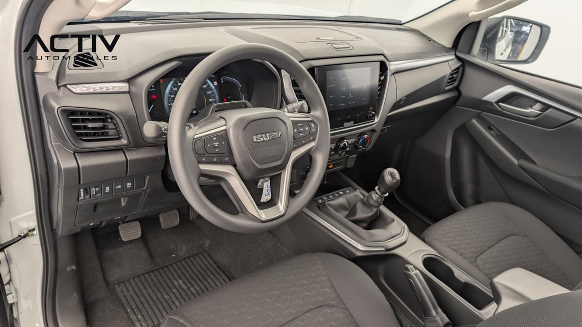 Isuzu D-MAX : habitacle avant côté conducteur avec volant, écran tactile et levier manuel