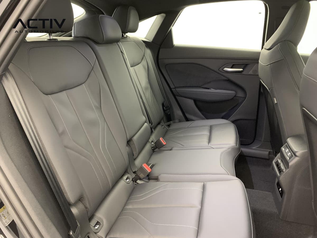 Audi Q3 Sportback Hybride : banquette arrière gris foncé avec surpiqûres claires, vue par la portière ouverte