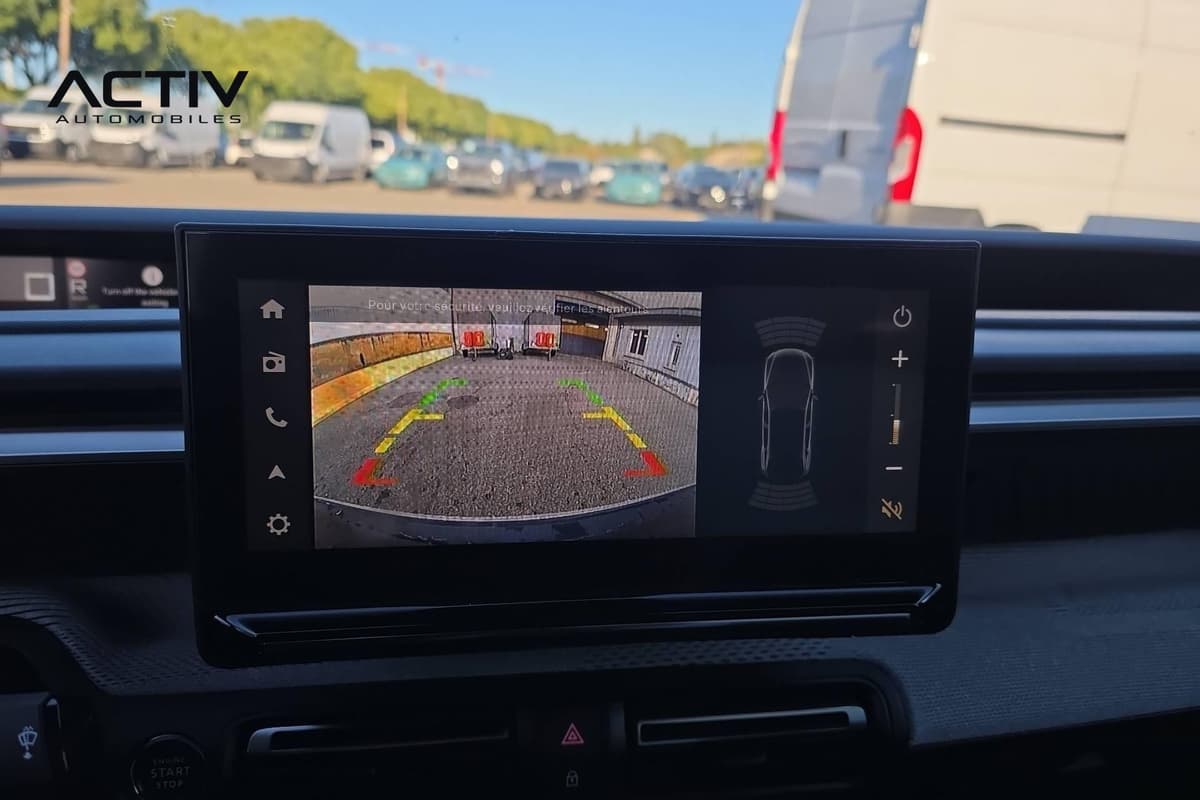 Citroën C3 Aircross : écran tactile affichant l'image de la caméra de recul avec lignes de guidage