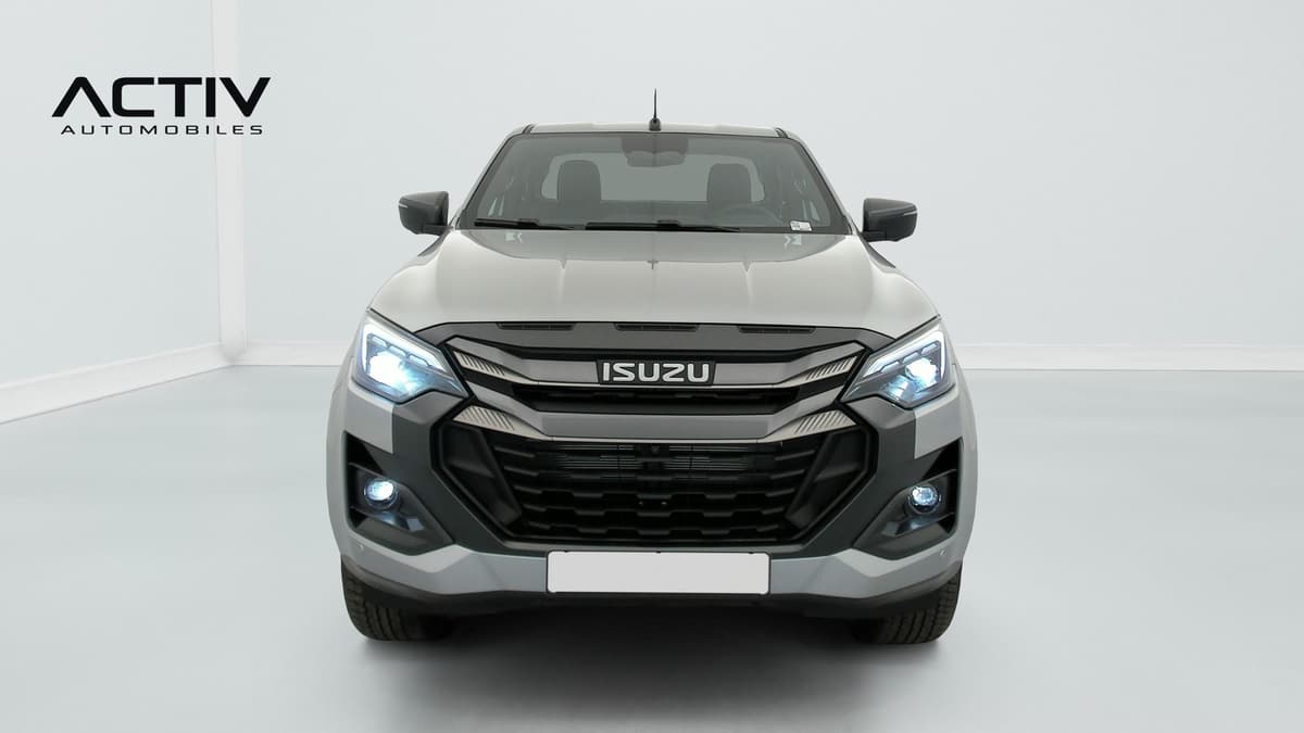 Isuzu D-MAX : face avant avec calandre noire, phares allumés et feux anti-brouillard