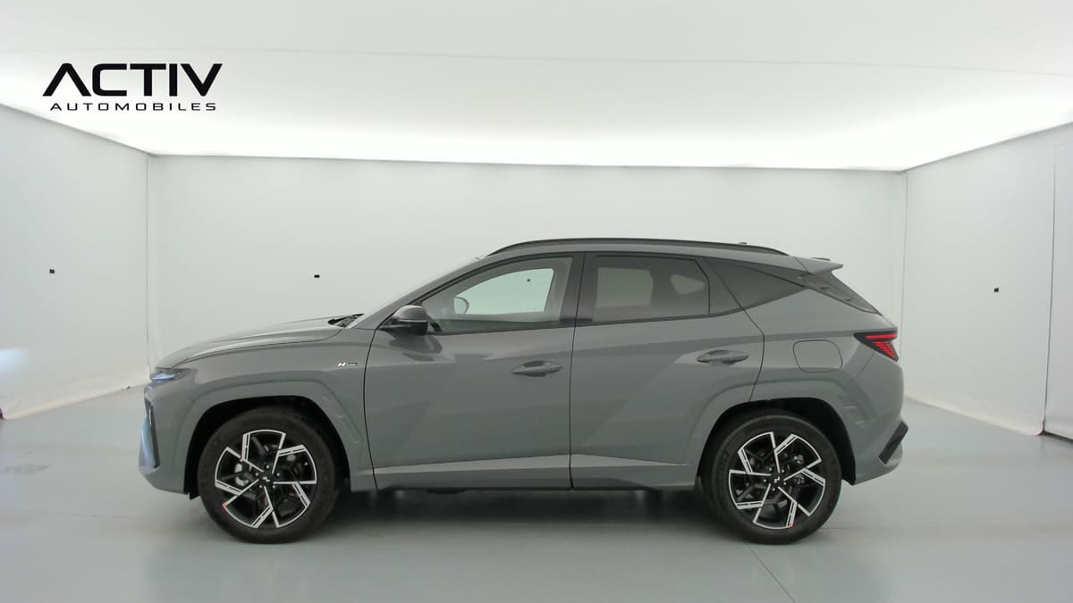 Hyundai Tucson : profil gauche du SUV gris avec jantes alliage bicolores et toit noir