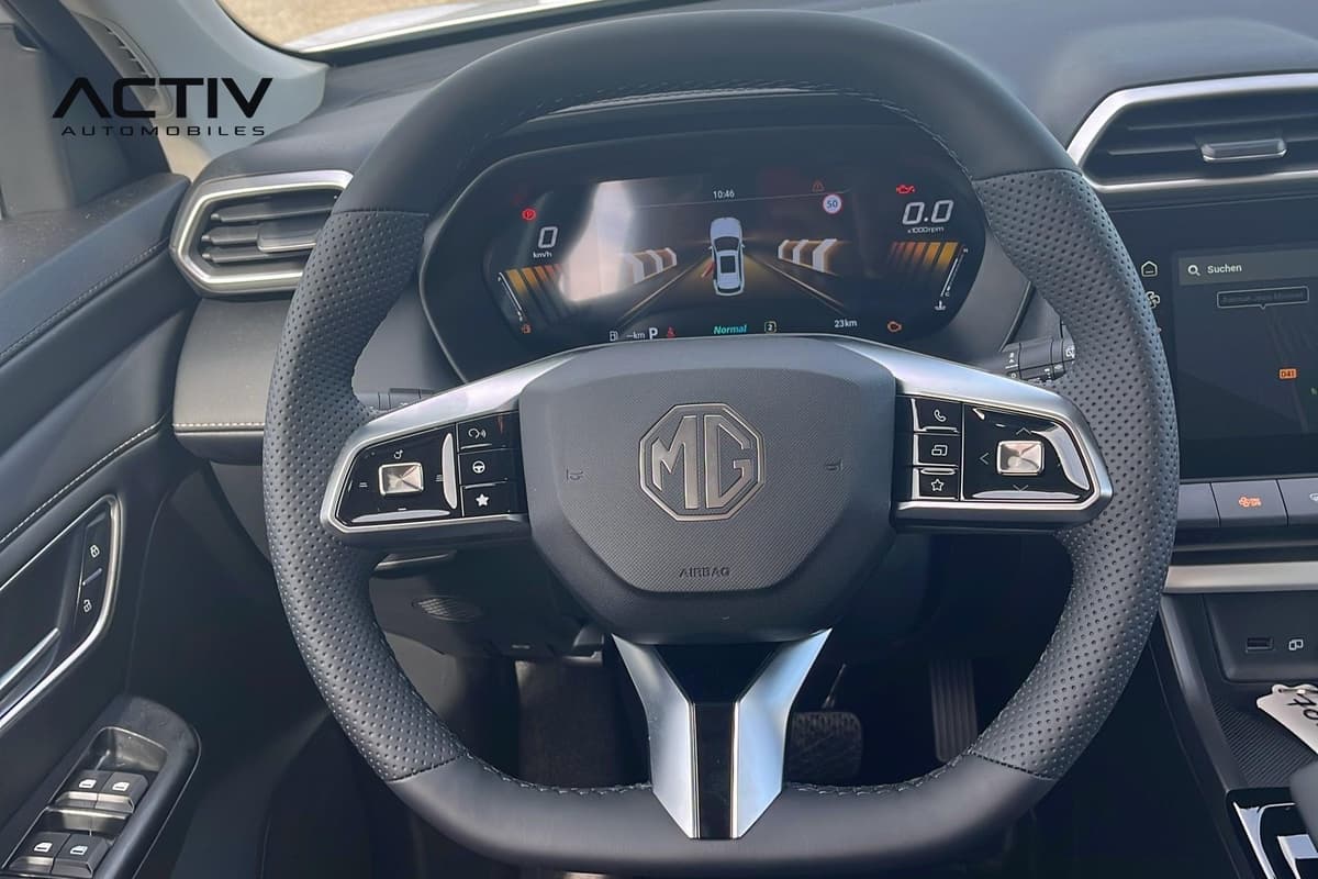 Mg ZS : volant à commandes intégrées devant le compteur numérique