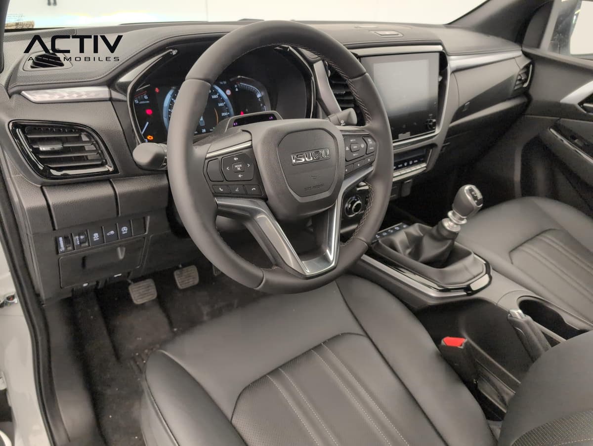 Isuzu D-MAX : habitacle avant côté conducteur avec volant, écran tactile et levier manuel