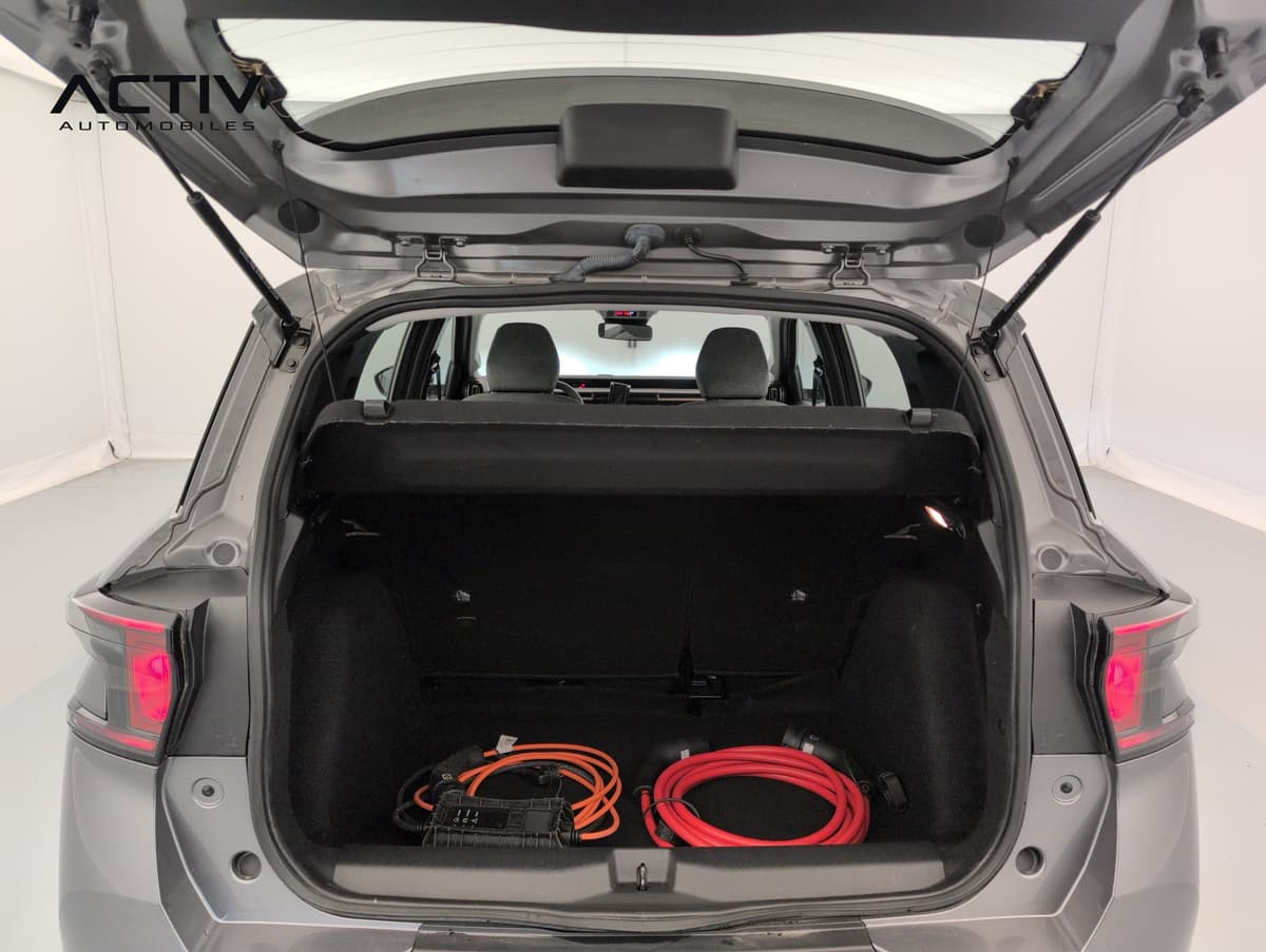 Citroën E-C3 Aircross : coffre ouvert avec deux câbles de charge rangés et cache-bagages