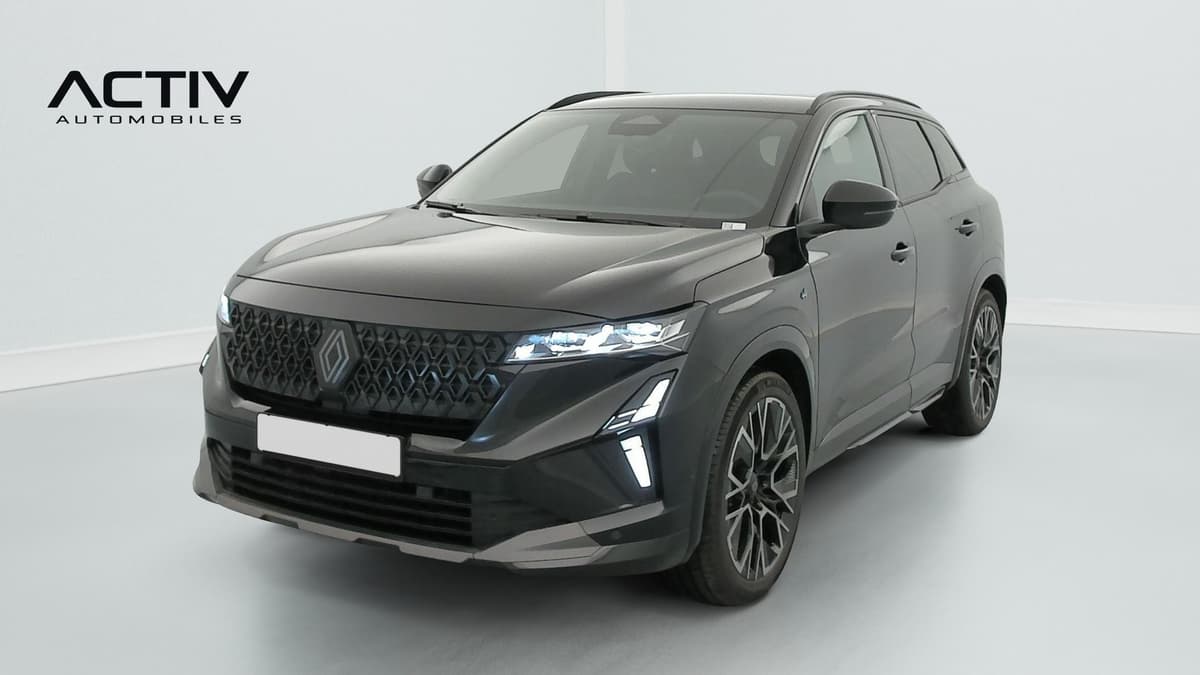 Renault Austral : vue avant trois quarts droit d'un SUV noir avec jantes alliage foncées