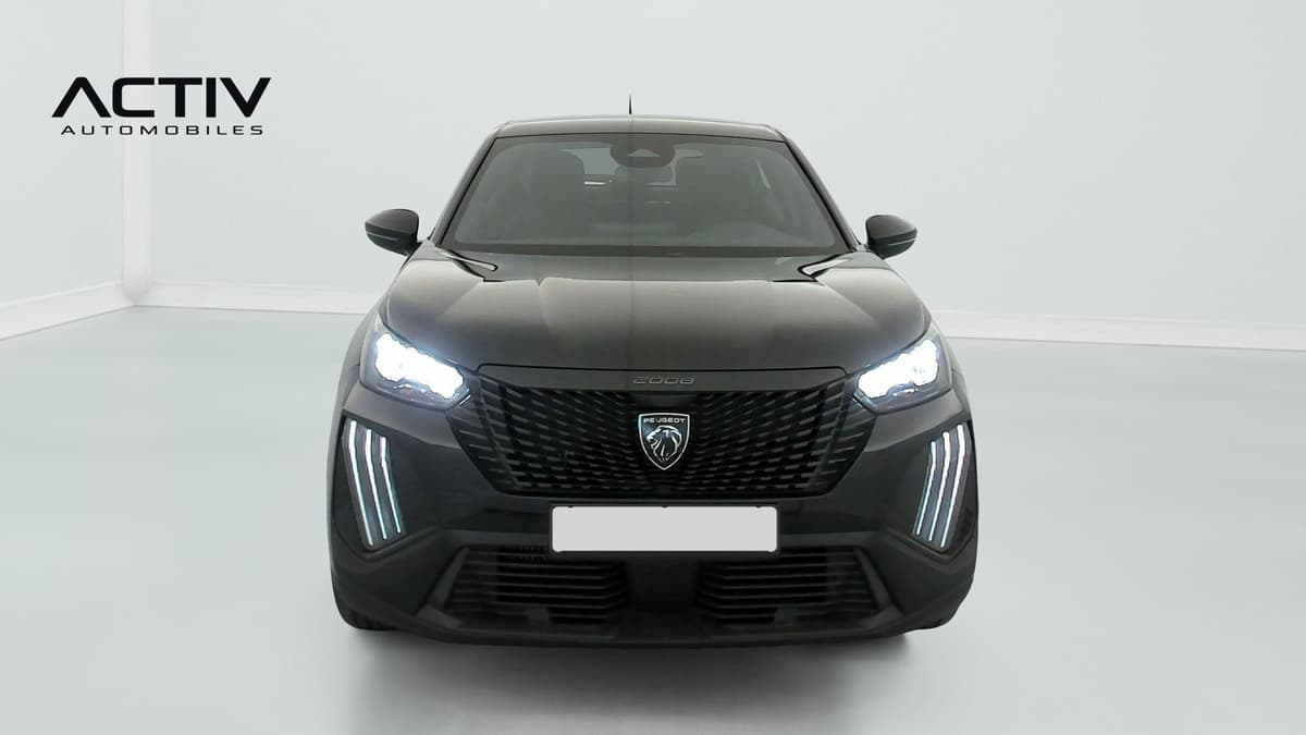Peugeot 2008 : face avant noire avec calandre, projecteurs LED et feux diurnes à trois griffes