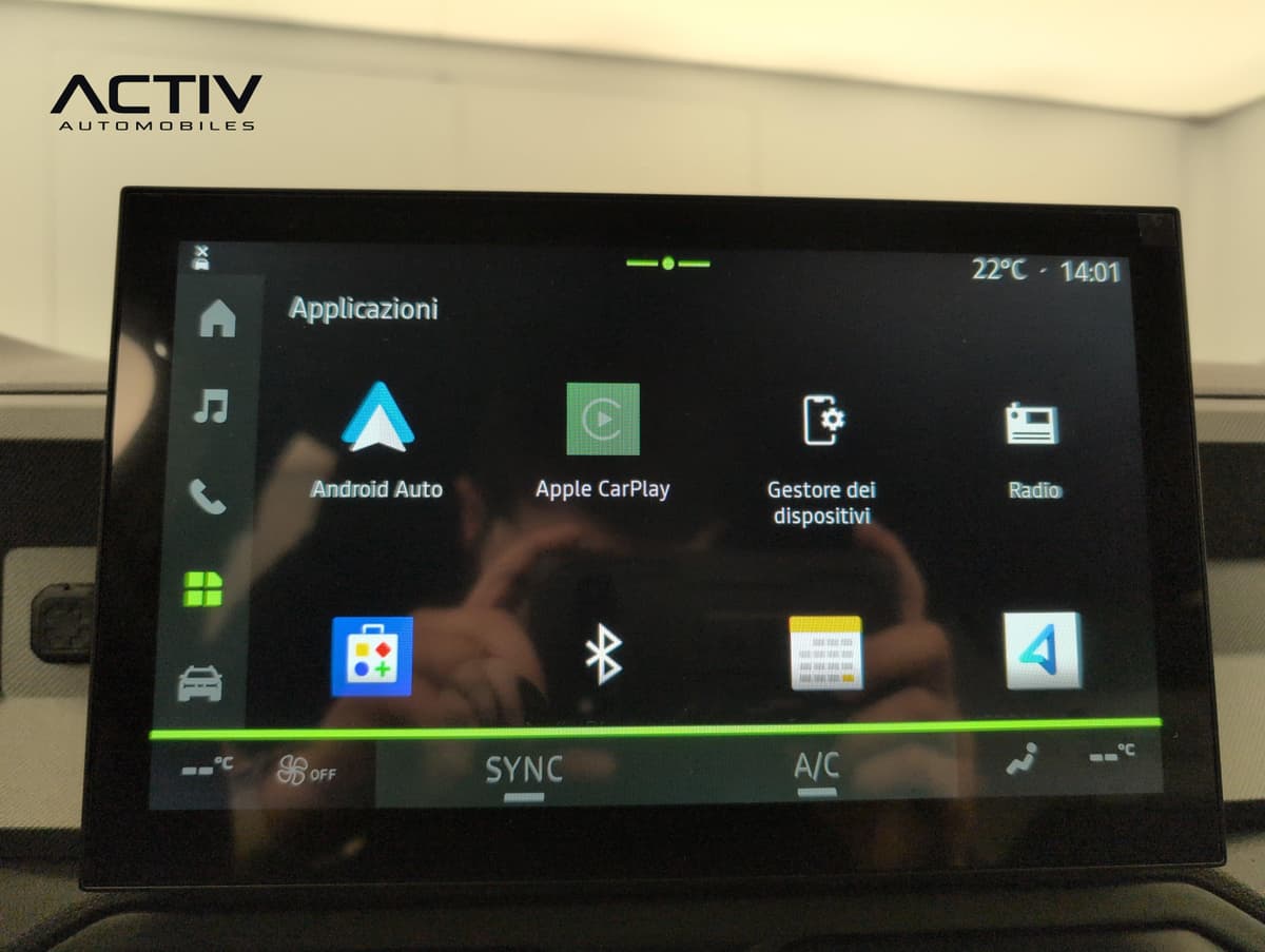 Dacia Bigster Hybrid : écran central tactile avec menu des applications et commandes de climatisation