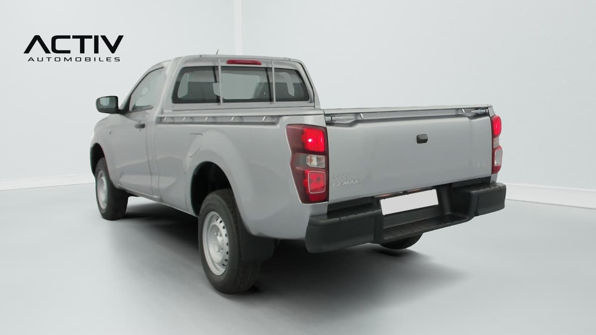 Isuzu D-MAX : pick-up vu de l'arrière gauche avec hayon fermé et jantes acier