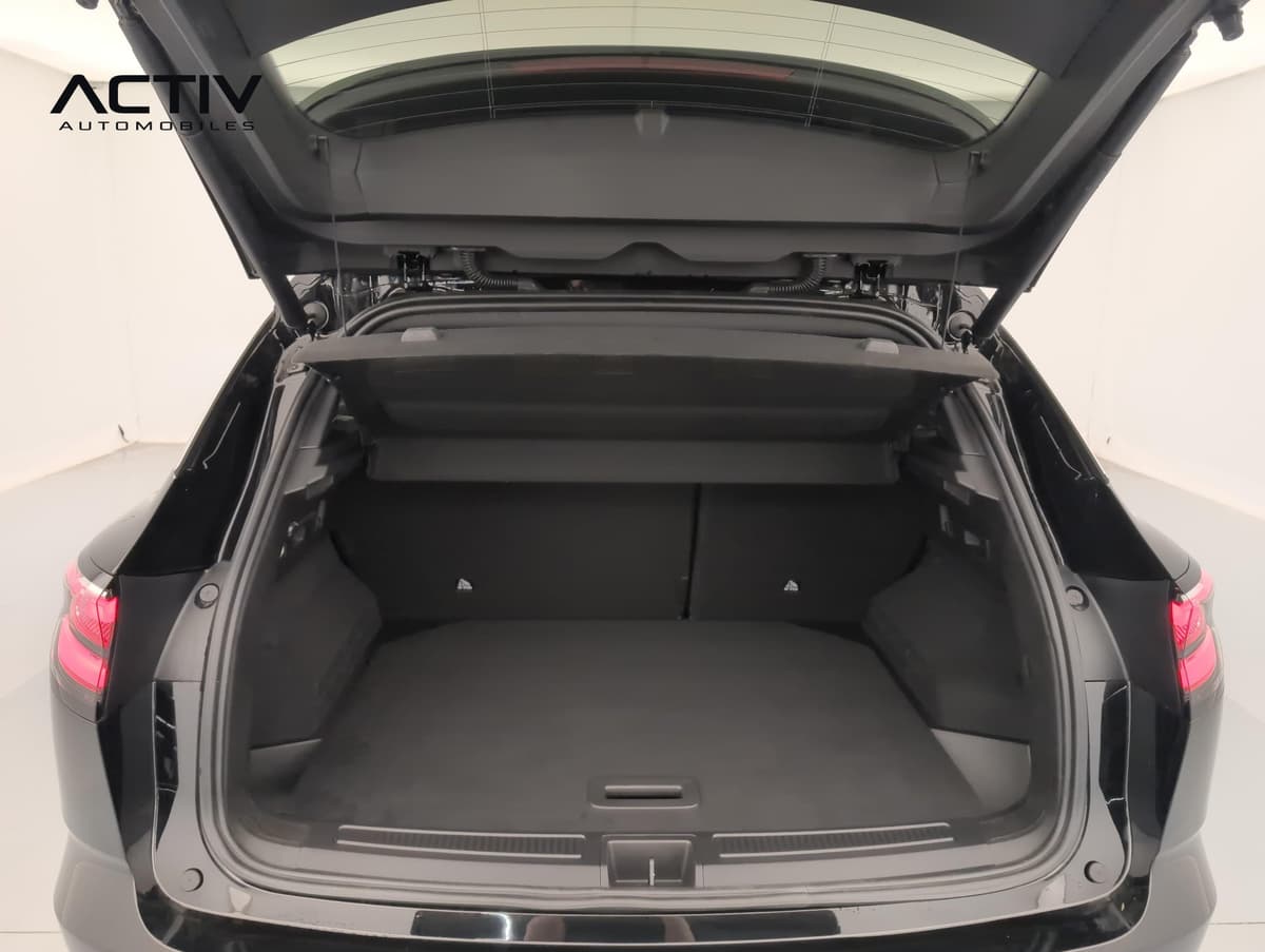 Renault Austral : coffre ouvert avec plancher plat et cache-bagages relevé