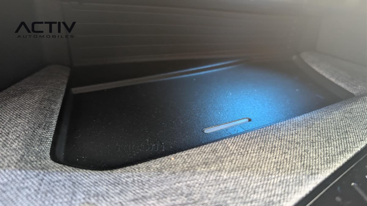 Peugeot 5008 : rangement de console éclairé en bleu, bordé de tissu gris chiné