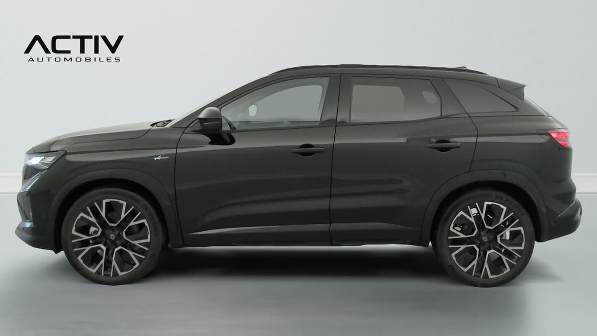 Renault Austral : profil gauche du SUV noir avec grandes jantes alliage bicolores