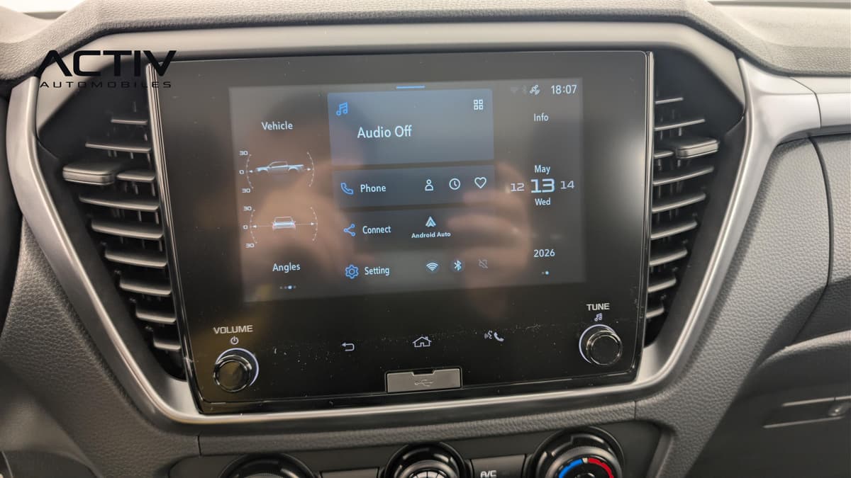 Isuzu D-MAX : écran tactile central avec menu multimédia, aérateurs et commandes de climatisation
