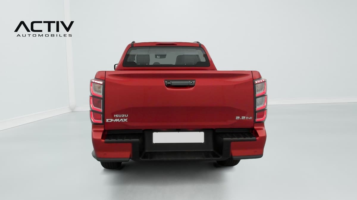 Isuzu D-MAX : face arrière rouge avec hayon, feux verticaux et pare-chocs à marche