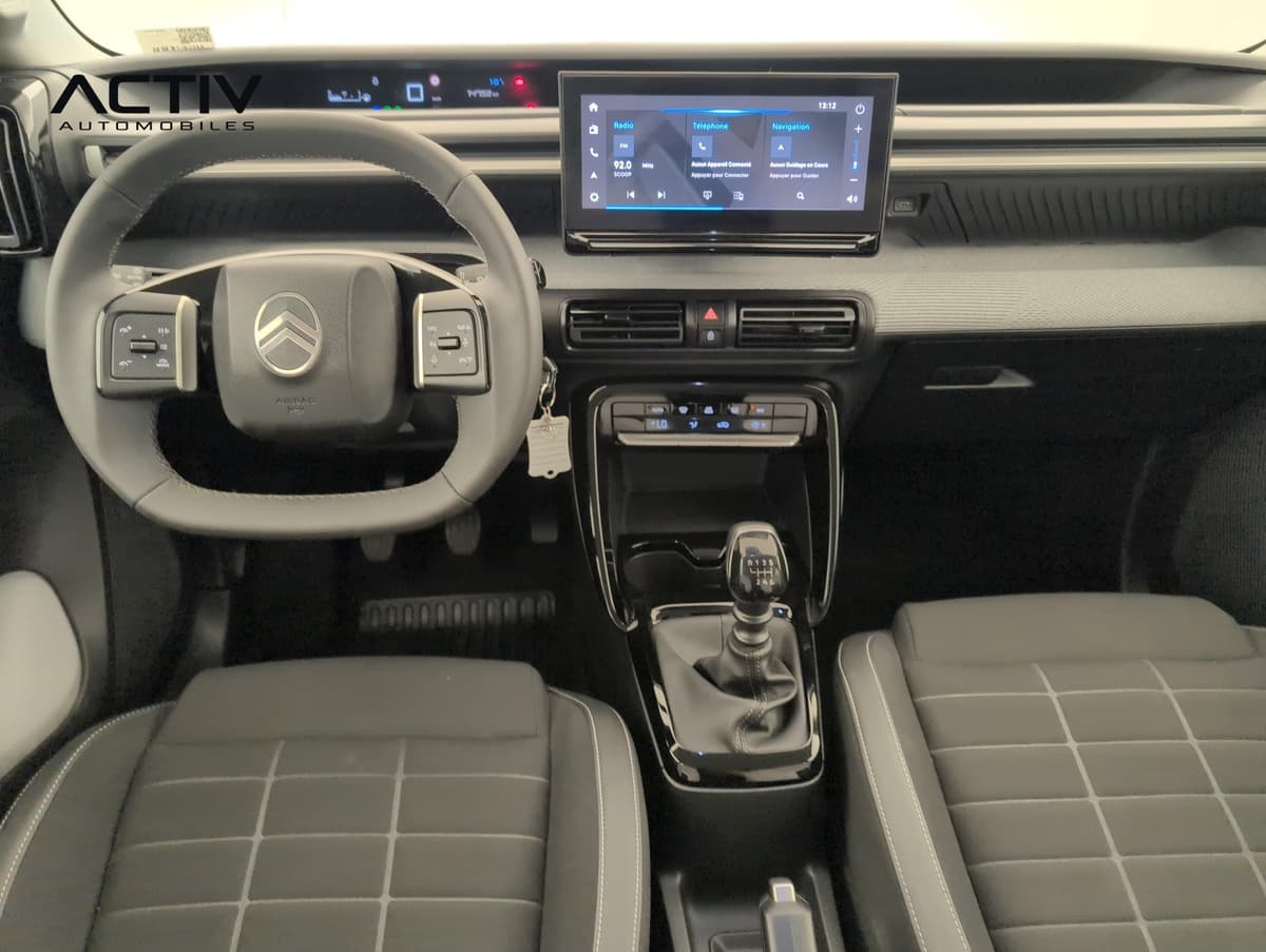 Citroën C3 : planche de bord avec écran tactile, volant et levier de vitesses manuel
