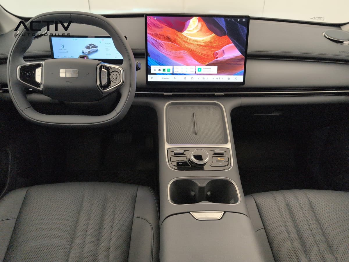 Geely Starray : planche de bord avec grand écran tactile, volant et console centrale