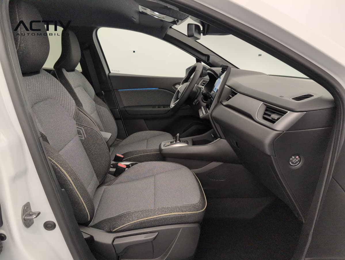 Renault Captur : habitacle avant côté passager avec sièges en tissu gris et levier automatique