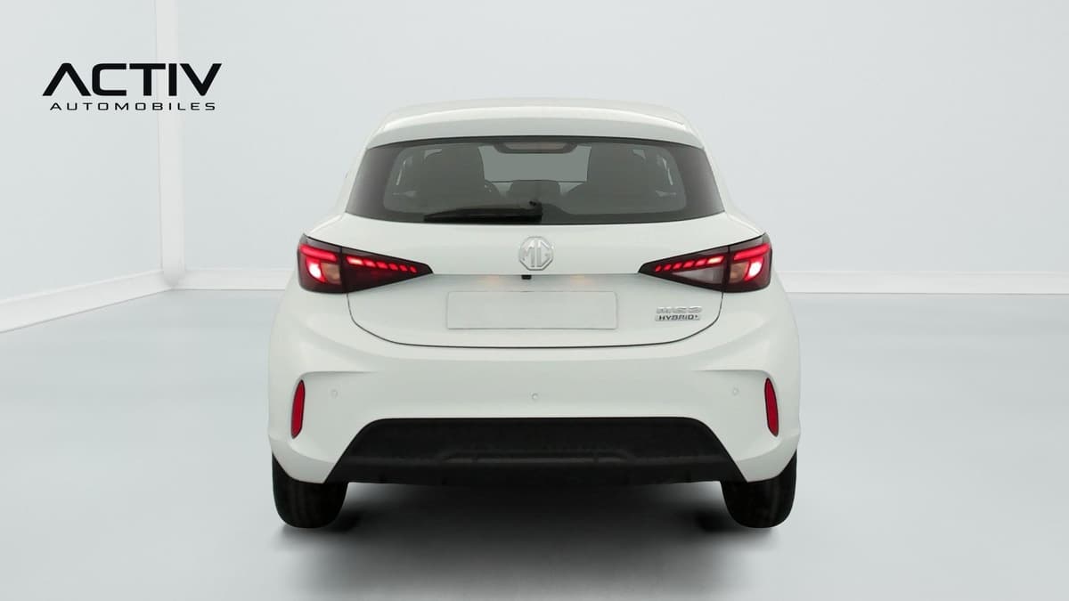 Mg MG3 : face arrière blanche avec feux à LED, essuie-glace arrière et capteurs de stationnement