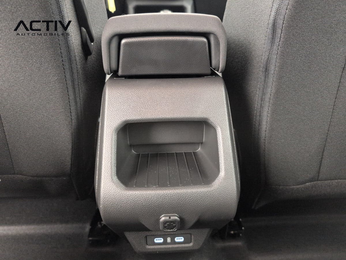 Dacia Duster : arrière de la console centrale avec rangement ouvert et deux prises USB
