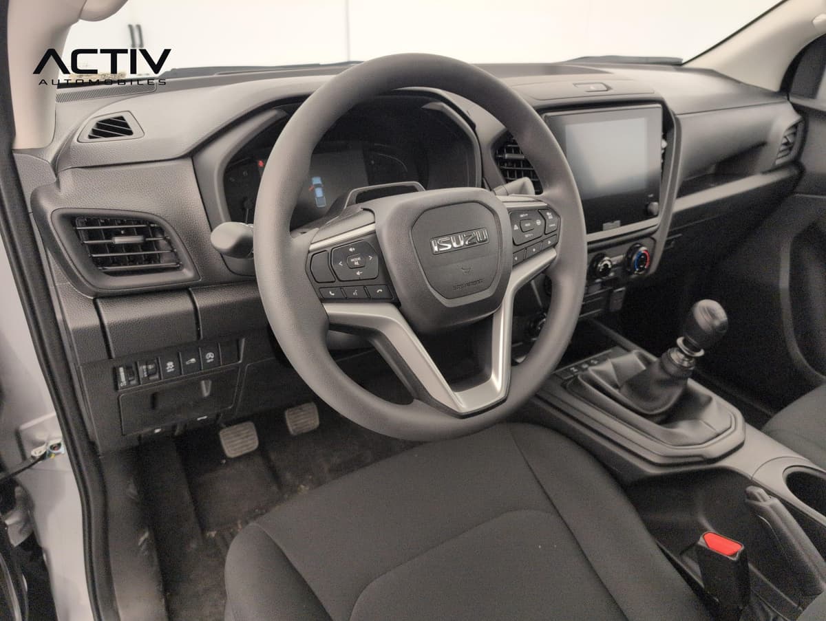 Isuzu D-MAX : habitacle avant côté conducteur avec volant, écran tactile et levier manuel