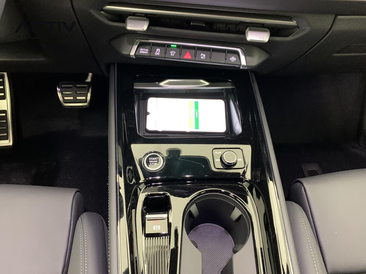 Audi Q3 Sportback Hybride : console centrale avec chargeur à induction, bouton start et porte-gobelet