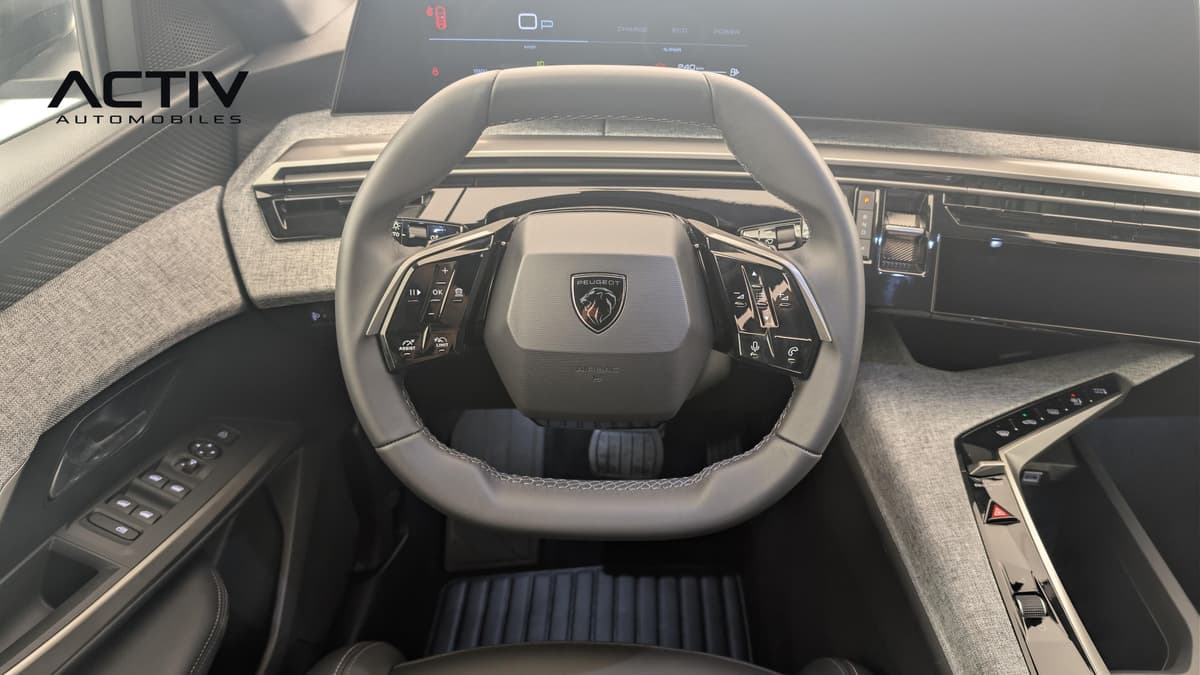 Peugeot 5008 : volant compact avec commandes intégrées devant le combiné d'instruments surélevé