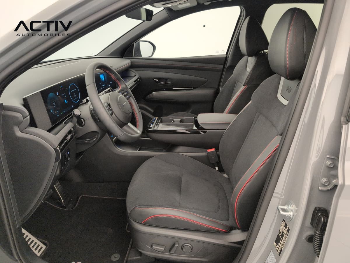 Hyundai Tucson : habitacle avant côté conducteur avec sièges sport noirs à surpiqûres rouges