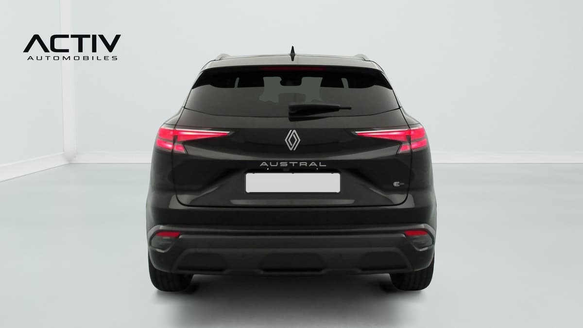 Renault Austral : face arrière noire avec feux à LED et barres de toit