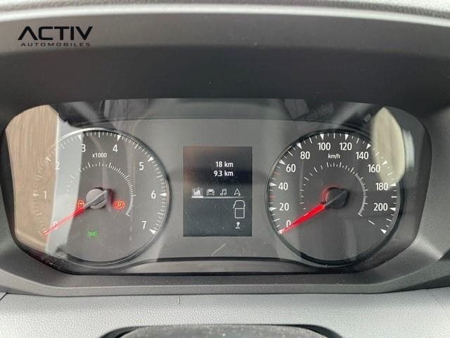 Renault Master Fourgon : combiné d'instruments avec compteur de vitesse, compte-tours et petit écran central