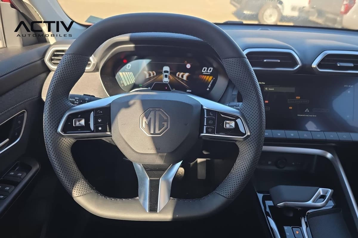 Mg ZS : volant multifonction perforé devant le compteur numérique