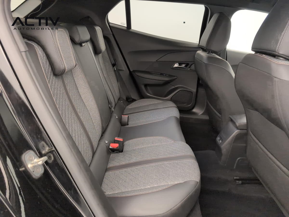 Peugeot 2008 : banquette arrière en tissu et simili noir vue par la portière avant ouverte