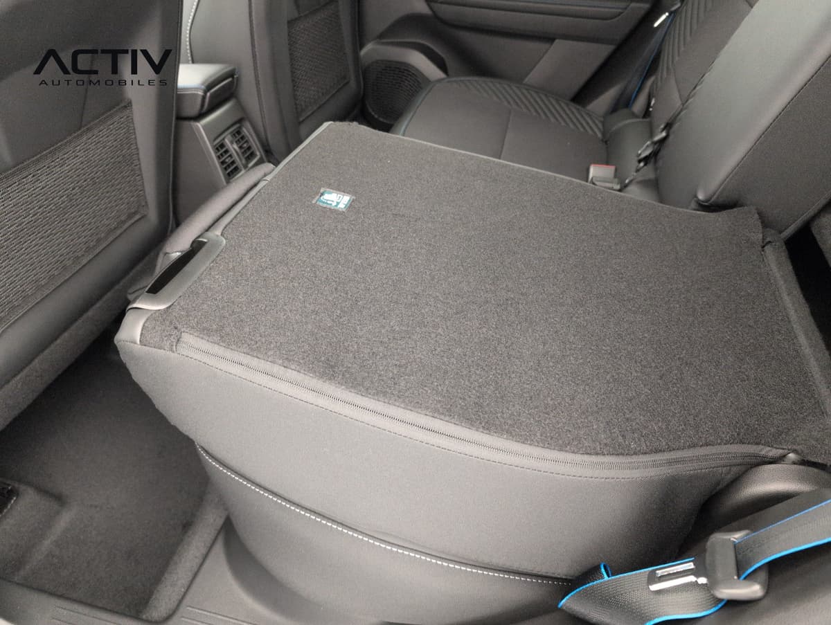 Renault Captur : dossier de banquette arrière rabattu avec ceinture de sécurité à liseré bleu