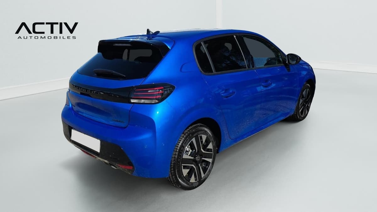 Peugeot 208 : vue arrière trois quarts droit avec becquet noir, feu arrière et jantes alliage
