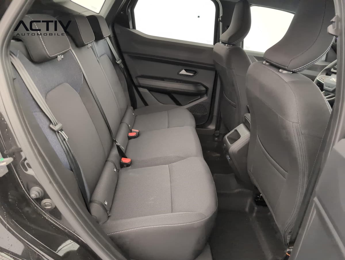 Dacia Duster : banquette arrière en tissu noir et gris vue par la portière arrière ouverte
