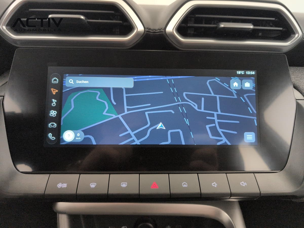 Mg ZS : écran tactile central avec carte de navigation et boutons en dessous