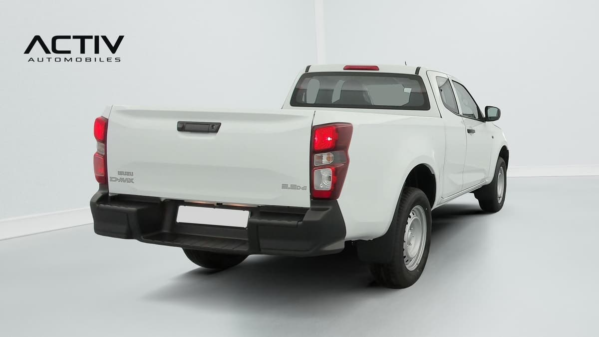 Isuzu D-MAX : pick-up blanc vu de l'arrière côté droit avec hayon fermé et pare-chocs noir