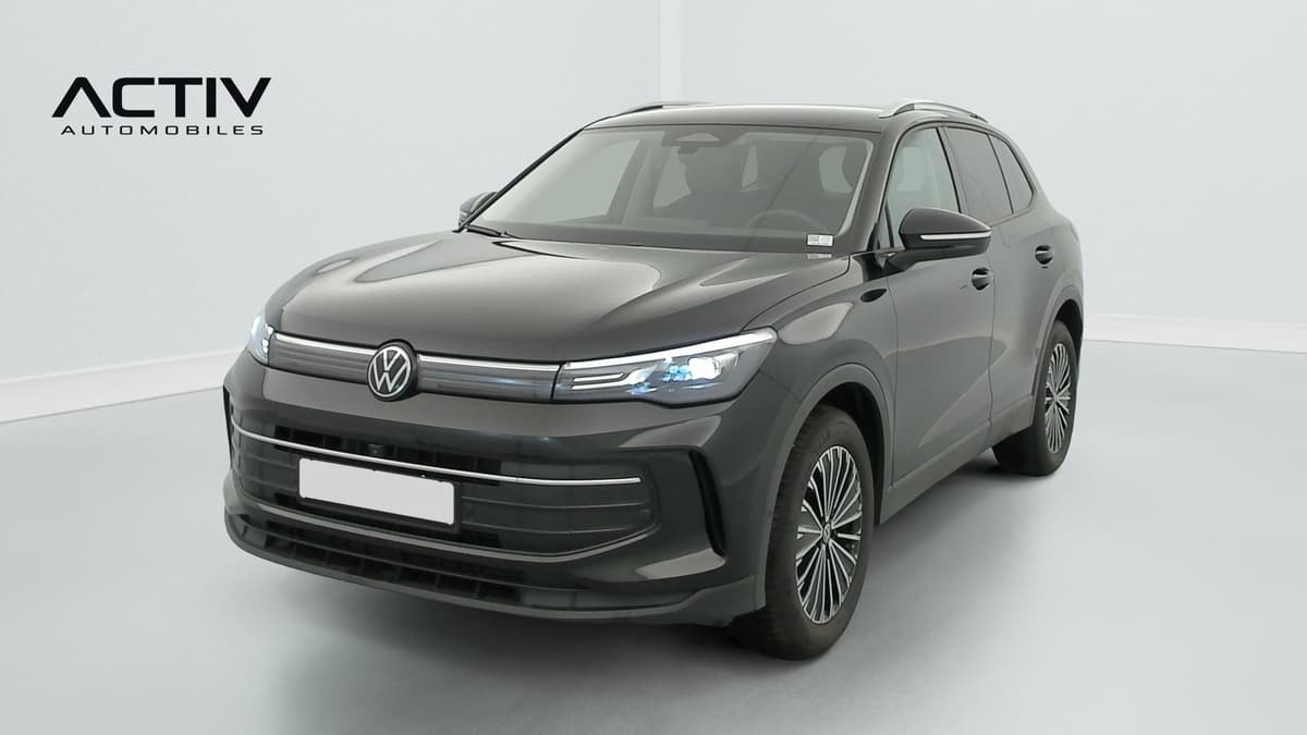 Volkswagen Tiguan : SUV noir vu de trois quarts avant gauche, projecteurs à LED et jantes alliage