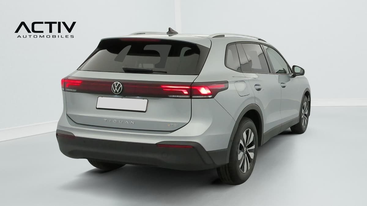 Volkswagen Tiguan : vue arrière trois quarts droit avec feux à LED et jantes alliage