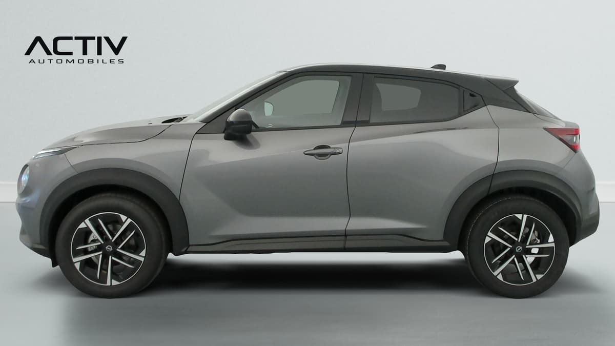 Nissan Juke : profil gauche d'un SUV gris à toit noir avec jantes alliage bicolores
