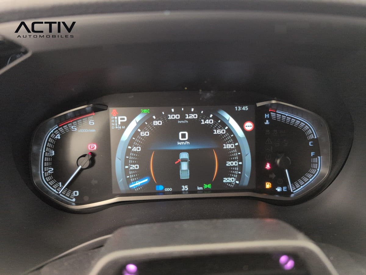 Isuzu D-MAX : combiné d'instruments avec écran numérique central et deux cadrans