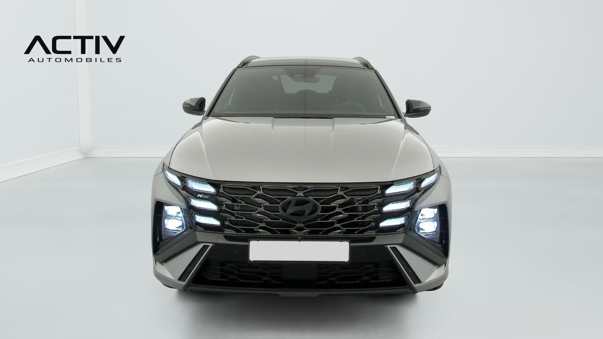 Hyundai Tucson : face avant avec calandre sombre, feux à LED allumés et rétroviseurs noirs