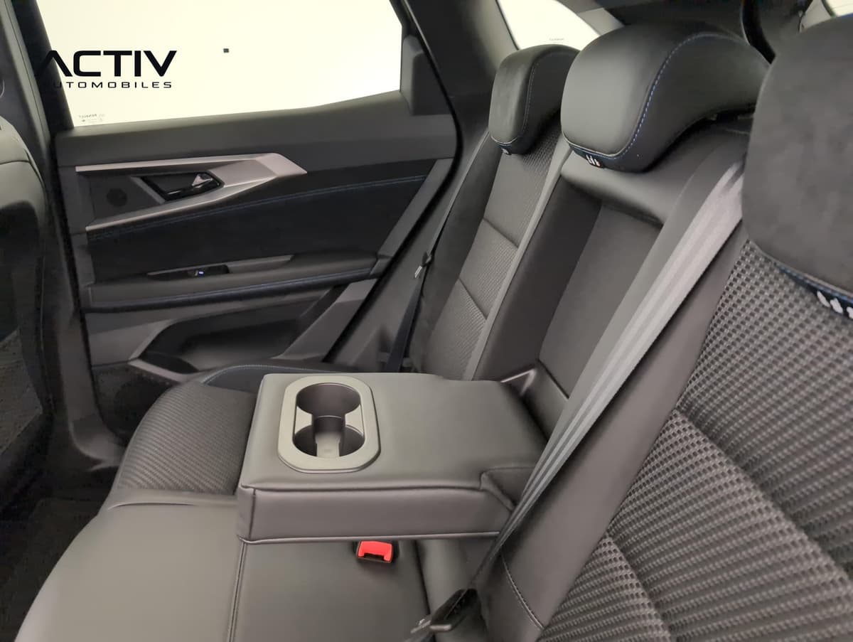 Renault Austral : accoudoir central rabattu avec porte-gobelets sur la banquette arrière