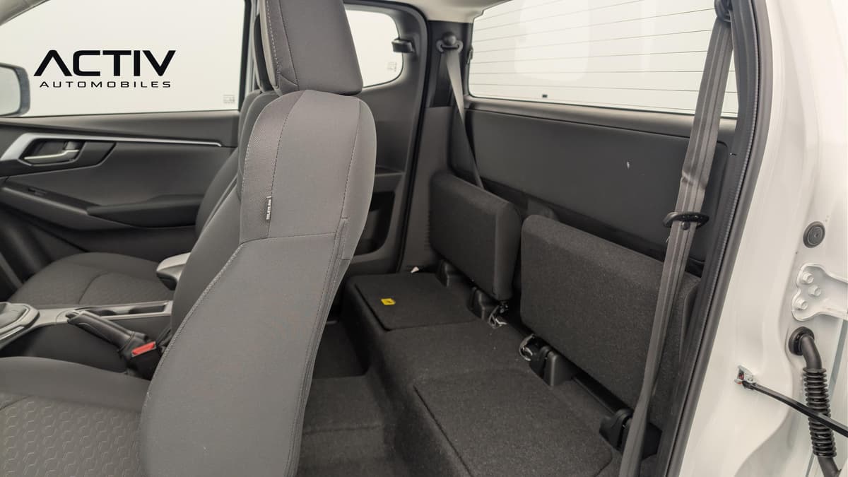 Isuzu D-MAX : sièges arrière relevables en tissu gris foncé de la cabine, vus par la porte