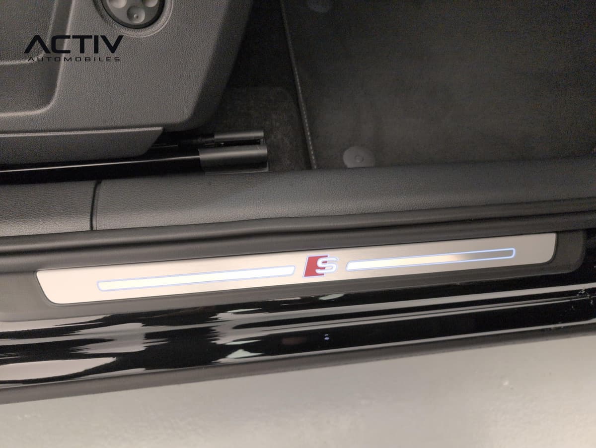 Audi Q2 : seuil de porte en aluminium brossé avec monogramme S et liseré lumineux