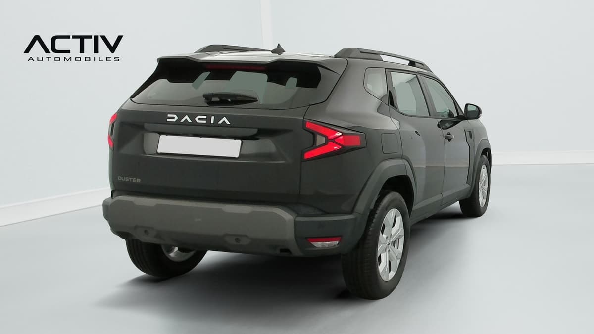 Dacia Duster : arrière trois quarts droit avec barres de toit et jantes alliage