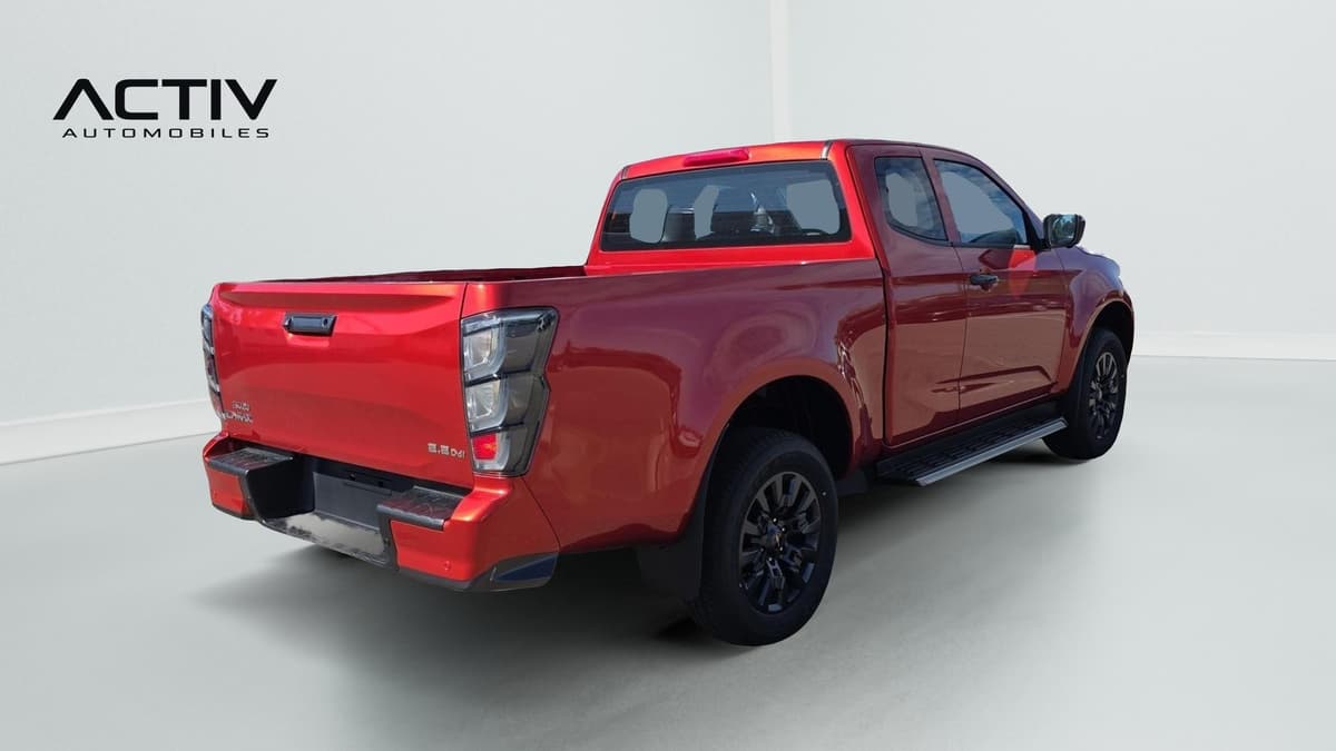 Isuzu D-MAX : pick-up vu de l'arrière trois quarts droit avec jantes noires et marchepied latéral