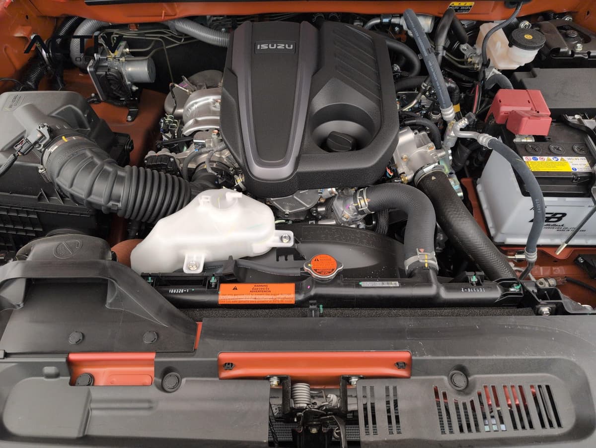Isuzu D-MAX : compartiment moteur diesel avec cache moteur, batterie et vase d'expansion