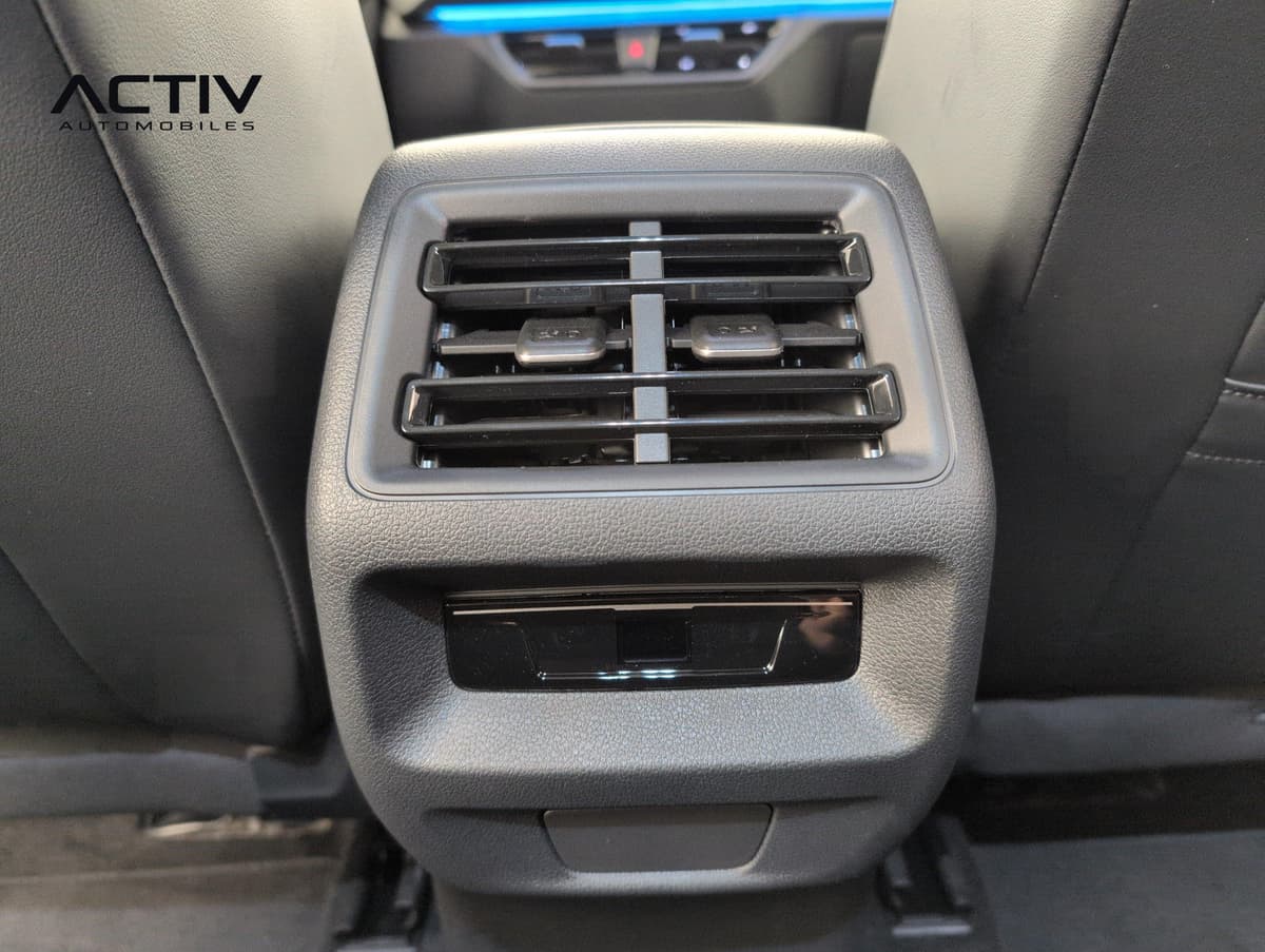 Volkswagen Tiguan : console centrale arrière avec aérateurs et prises de chargement